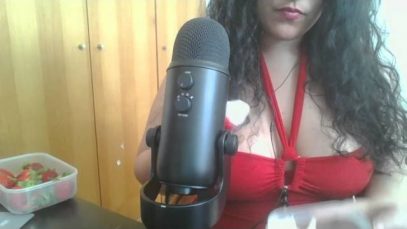 ASMR – EATING STRAWBERRIES WITH WHIPPED CREAM