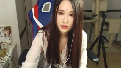 ASMR Eating and cleaning your Ears & Water Sounds Chinese ASMR