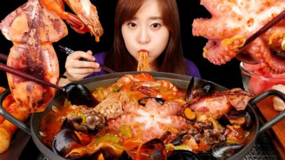 ASMR (COOKING)해물칼국수 Spicy Noodles with Seafood and Mushrooms. Dessert watermelon  | bokyoung MUKBANG
