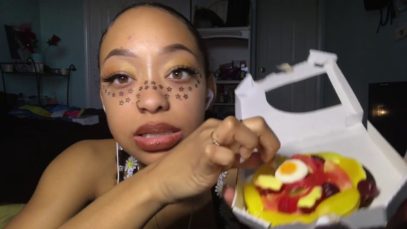 ASMR | Eating A Gummy Pizza | ( Mouth Sounds, Crinkles, Chewy Sounds..) | Apple Mic ?