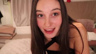 ASMR ?Girlfriend teaches you how to kiss   Roleplay ??Includes Kissing & mouth sounds