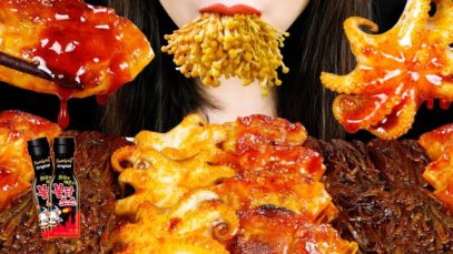 ASMR SPICY FIRE SAUCE GOLD ENOKI MUSHROOM, OCTOPUS, DUMPLINGS (EATING SOUNDS) MUKBANG