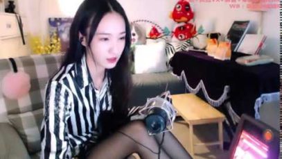 Chinese ASMR,blow with straw,mouth sound.eat Strawberry[贝拉小姐姐ASMR]