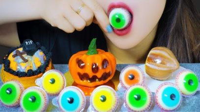 AMSR EATING HALLOWEEN CAKE X CANDY (  GRAVE-SHAPED TART , PUMPKIN CAKE  , EYE BALL GUMMY CANDY )