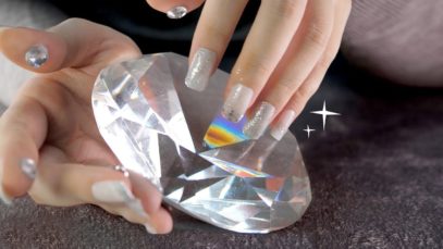 ASMR ＤＩＡＭＯＮＤＳ?(4K 60fps, Crystals, Beads, Ice, jewels, tapping, scratching)