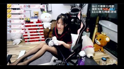 【ASMR】小女巫露娜助眠 耳搔，舔耳，丝袜摩擦 Ear eat/Foot massage