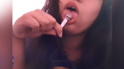 ASMR Lamiendo un mini micrófono??  / mic licking / Mouth sounds