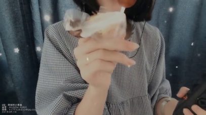 ASMR  lollipop EATING. MOUTH SOUNDS.吃棒棒糖，牙齿咬，塑料纸声音，嘴声口腔音，舔舐