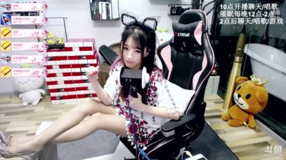 【小女巫露娜ASMR】小姐姐 掏耳  舔耳口腔音啵啵  第二期福利（Little Witch Luna Miss Picks Her Ears, Holds Her Legs）Ear licking