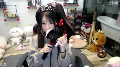 [小女巫露娜]ASMR舔耳口腔音，湿湿的声音,中文chinese ASMR//Mouth Sounds&Ear Eating ?
