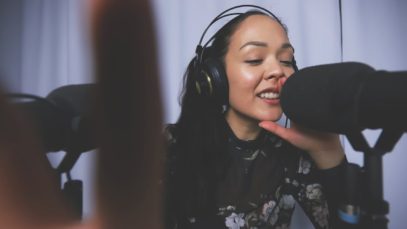 Ear to ear ASMR ? Whispers in Finnish, hand movements, tapping, mic rubbing