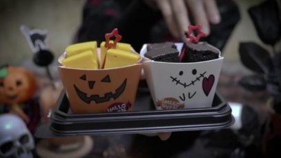 [Japanese ASMR] ? Cake Eating Sounds, Light up Gloves, Whispering ケーキの咀嚼音と光る手袋
