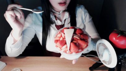 Korean ASMR 사르르 녹는 설빙 프리미엄 딸기빙수 이팅 :9 ice flakes with syrup eating sound EN FR SUB