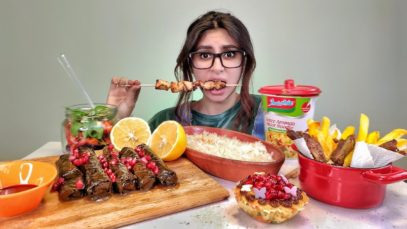 ورق عنب (يبرق) بزيت الزيتون مع أضلاع اللحم المشويه نودلز وتكه دجاج مشوي/ اكلات المتابعين اللذيذه