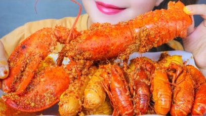 ASMR EATING CAJUN SEAFOOD ( LOBSTER , CRAWFISH , CORN , SAUSAGE ,POTATO ) EATING SOUNDS | LINH-ASMR