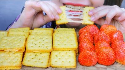 ASMR Cheese nougat Crackers X Strawberry , eating sounds | LINH-ASMR