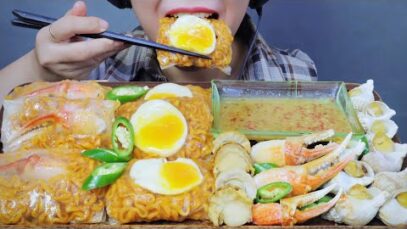ASMR WARPED RICE PAPER WITH FIRE NOODLES X SEAFOOD , EATING SOUNDS | LINH-ASMR