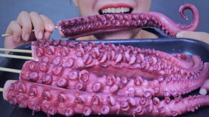 ASMR GRILLED GIANT SQUID TENTACLES WITH CHILI SAUCE , EATING SOUNDS |  LINH-ASMR